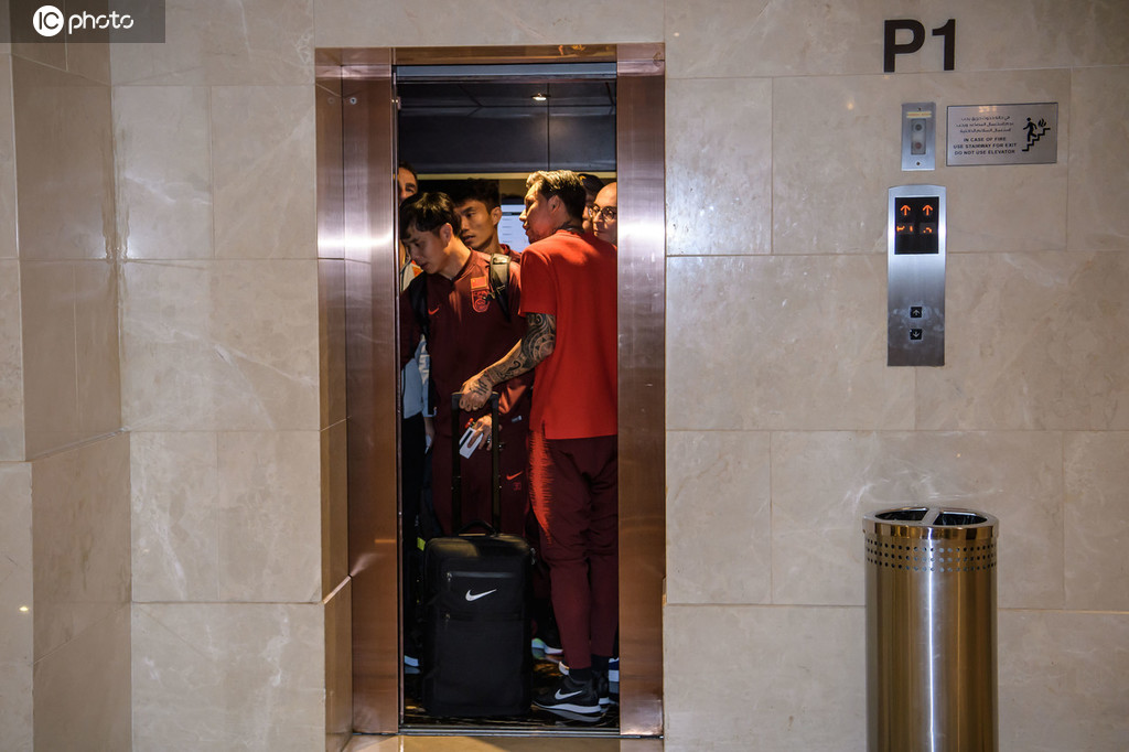 没有包机,国足抵达迪拜下榻酒店,队员排队乘电梯