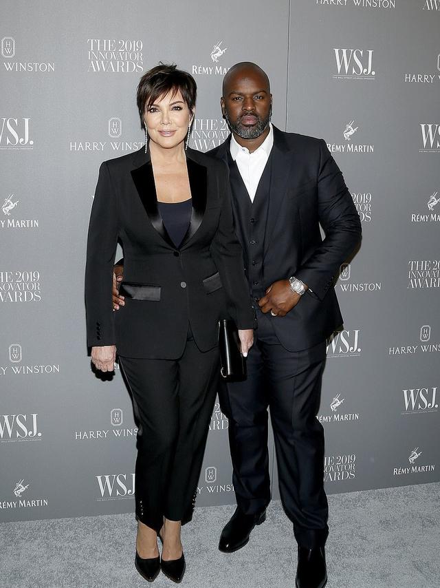 原创金卡戴珊和黑人老公颁奖礼上亲吻秀恩爱!穿一字肩紧身衣锁骨太赞