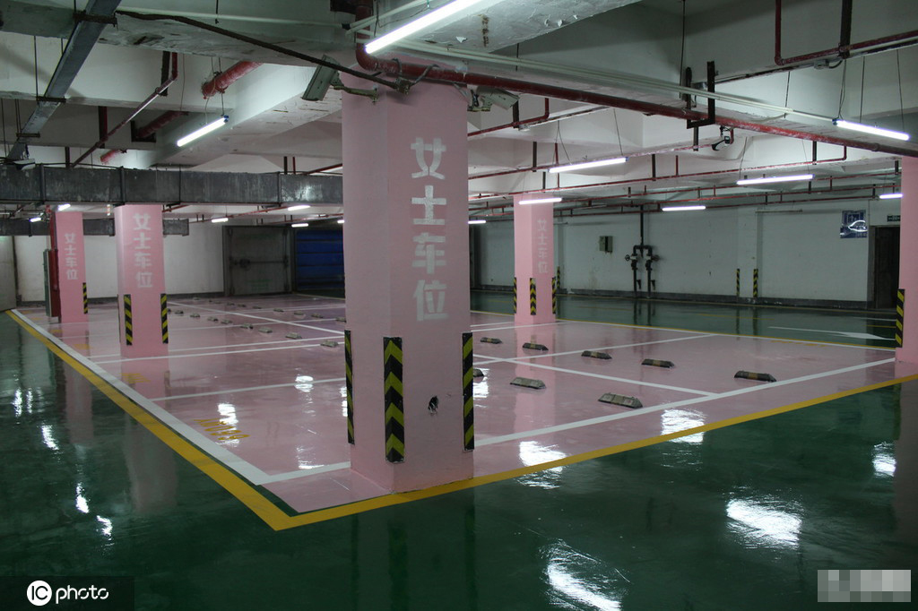 江苏泰州现女士专用停车位:粉色,比正常车位宽-搜狐大视野-搜狐新闻