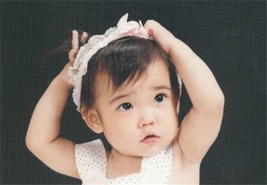 iu李知恩公开可爱童年照贺弟弟生日再一次力证天生美人胚子