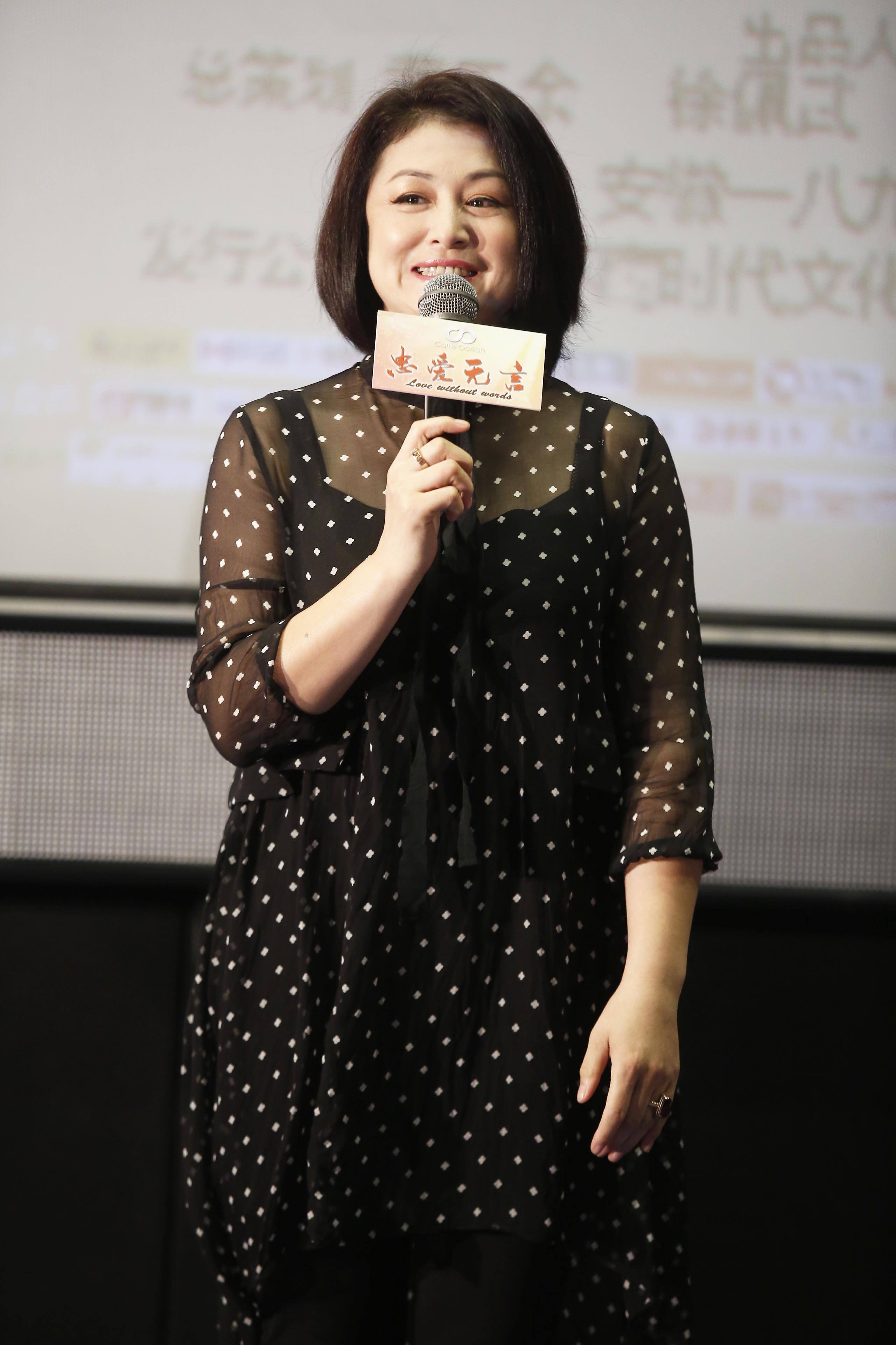 "谢大脚"于月仙参加活动,精致打扮贵妇范十足,一点不像村妇!