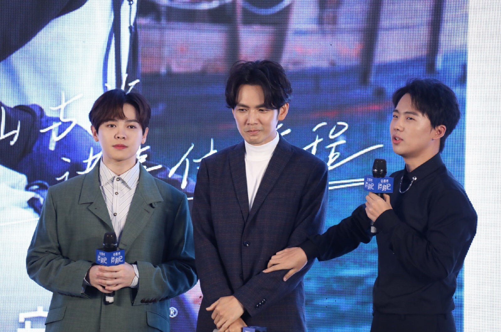 46岁钟汉良同框郭德纲儿子,西装配小白鞋太少年,差23岁像同龄人