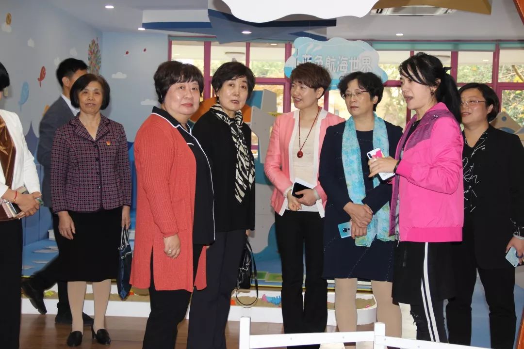 在中心主任宋丽梅陪同下,沈阳市人大常委会领导一行参观了托育办公室