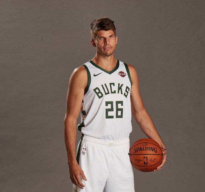 科沃尔上个赛季被骑士交易到了爵士,在爵士打得不好,他需要有詹姆斯