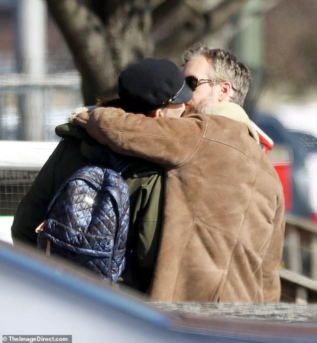 安妮海瑟薇结婚七年婚姻依旧保鲜怀着二胎和老公当街热吻