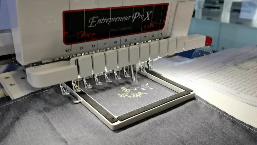 玩刺绣比猜拳进博会上机器人除了震撼更有灵活