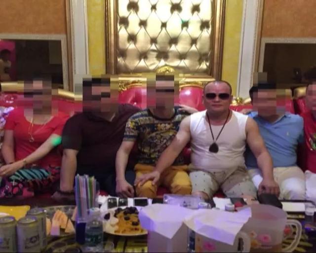 黑老大涉赌毒自制枪支还斗殴手下马仔也逃不了被押回受审