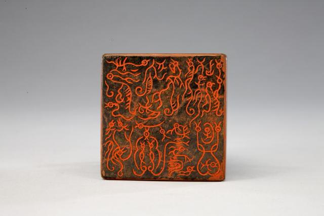 乾隆皇帝拿着这方玉玺,看到刻有"受命于天 既寿永昌"八个虫鸟篆字.