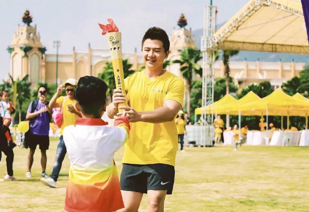 陈一冰之前被媒体采访表示他变胖发福了,他自己也是暗下决心好好健身