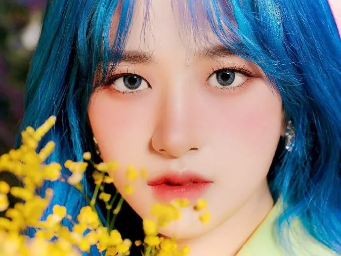 元气少女安宥真染蓝发回归可盐可甜仙气满满