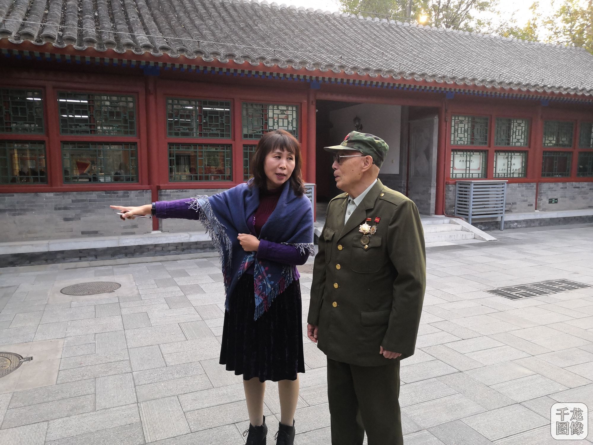 金台书院小学1949届老校友陈韶谦回母校参观_张弦