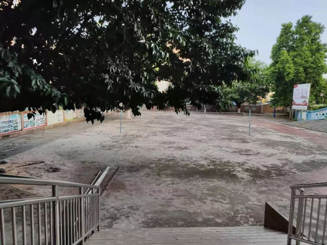 便是以前当大队长的小编看同学们做操的地方小绿电话旁的一小块空地