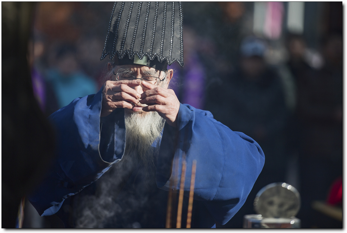 而以道教,佛教及儒教而言,均用清香(主香)與神佛聖尊或先人來傳達