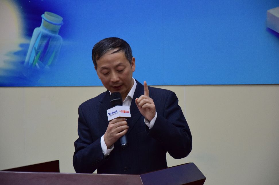 从李文龙老师站上讲台的那一刻开始,报告厅就进入了李文龙时间——李