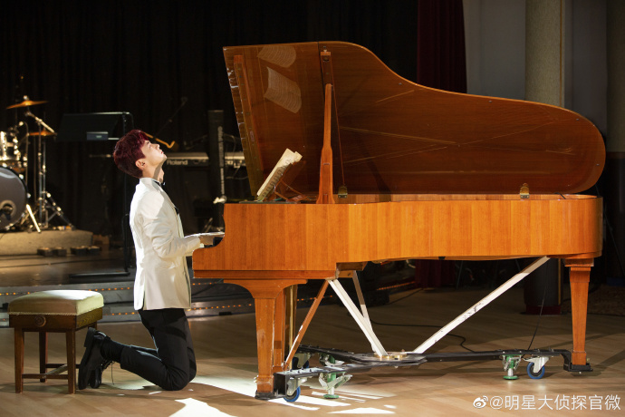 白敬亭明星大侦探5高清剧照来看白马王子跪着弹钢琴