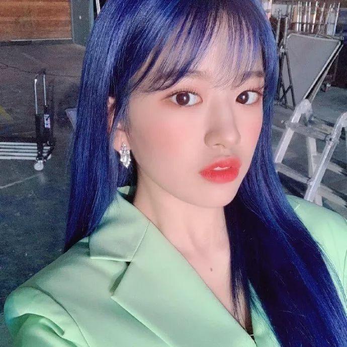 元气少女安宥真染蓝发回归可盐可甜仙气满满