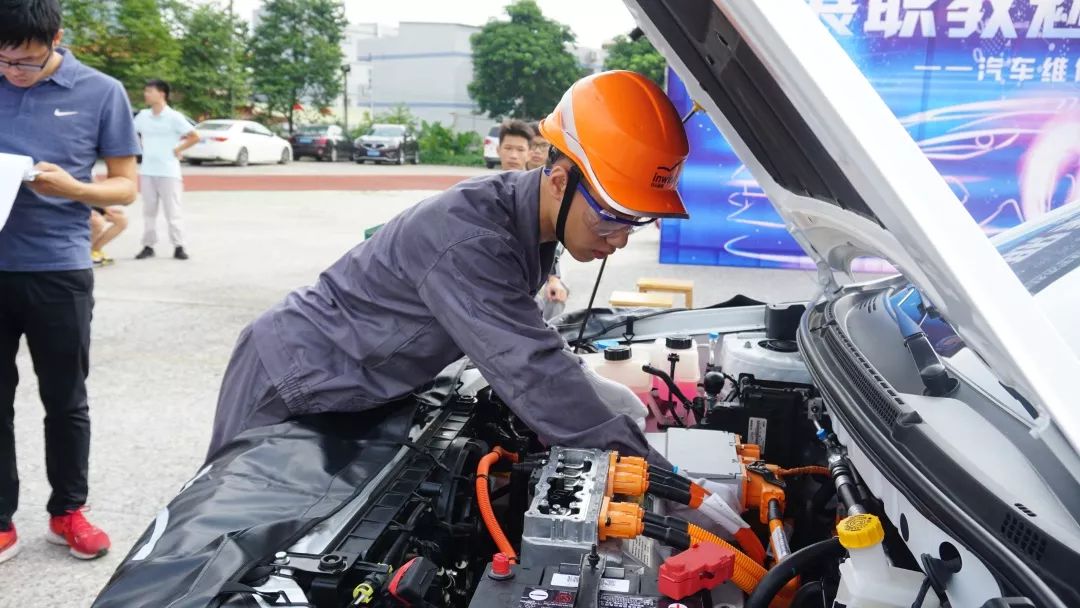 大賽與第十一屆全國交通運輸新能源汽車維修廣東省預選賽中榮獲佳績