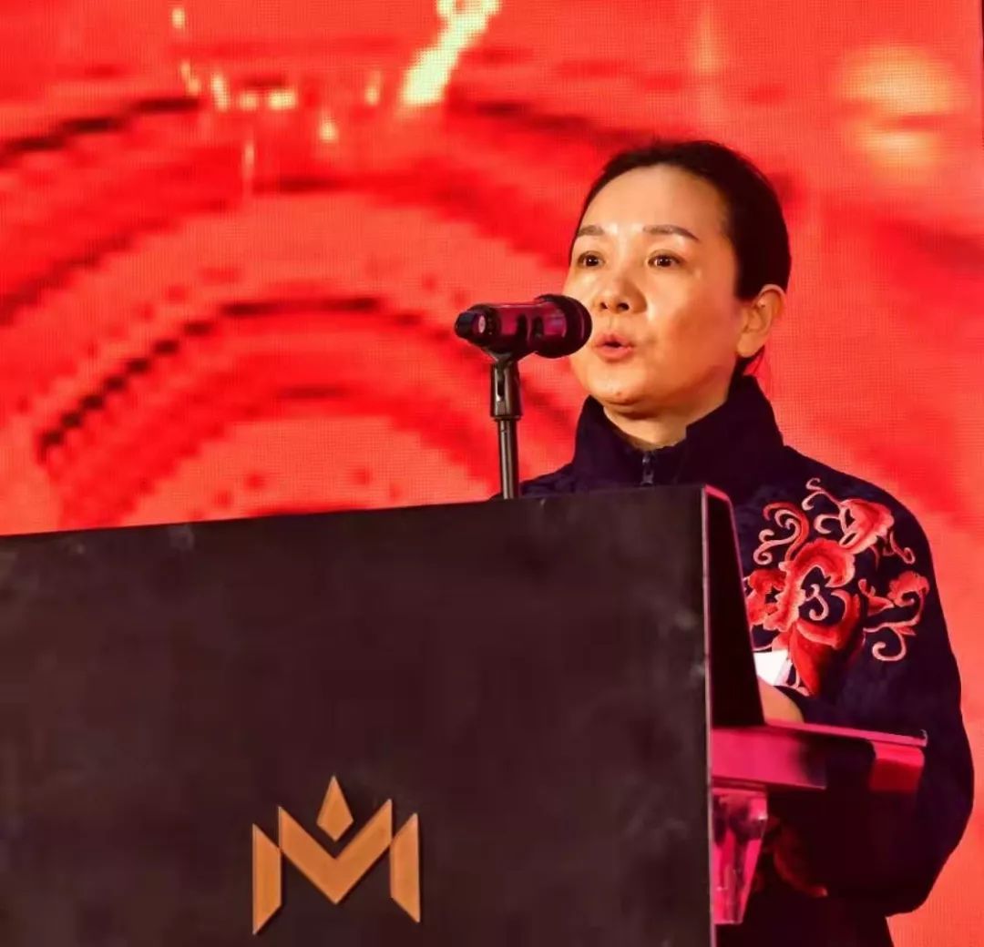 文艺演出开始之前,陈德春向各位老同志通报了集团2019年前三季度的