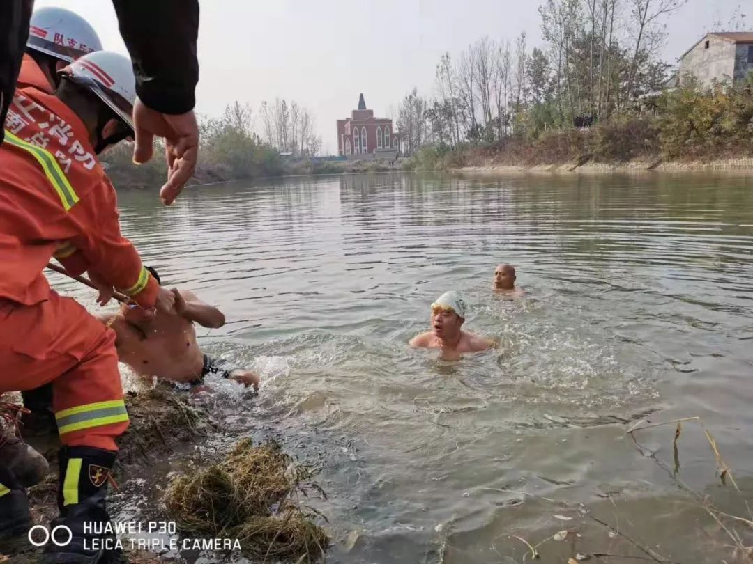 马头镇一名七岁男孩采砂坑中溺水遗体已被打捞上岸