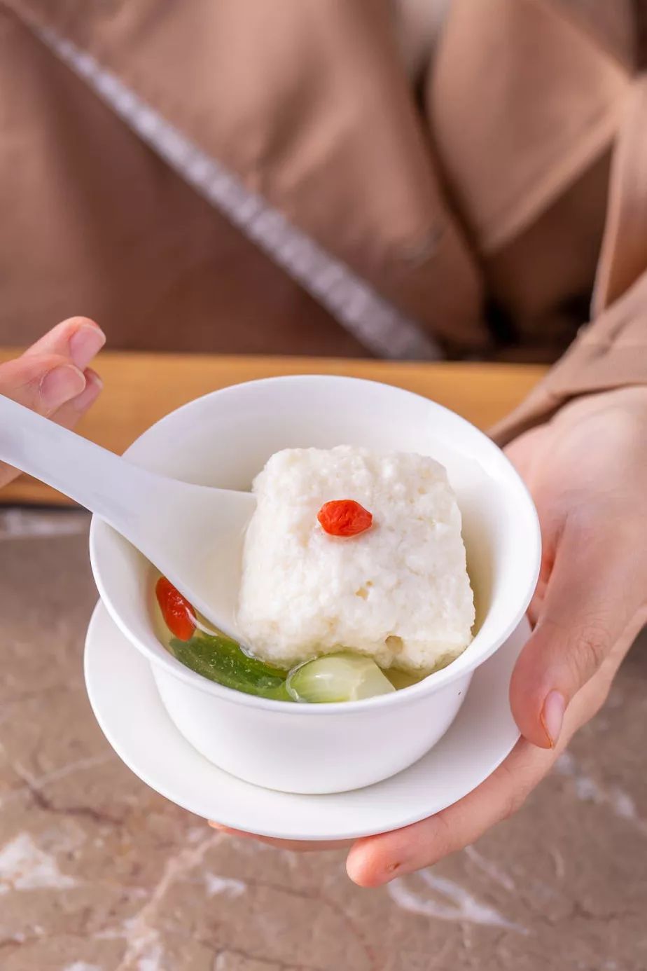 鸡肉,老鸭熬制出的浓汤,再经层层过滤,最终才呈现出近乎透明的清汤来