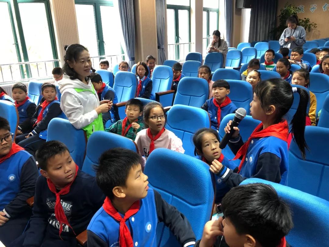 (海湾小学通讯员李玥/文,摄)11月7日下午,奉贤区少年军校厉红老师来到