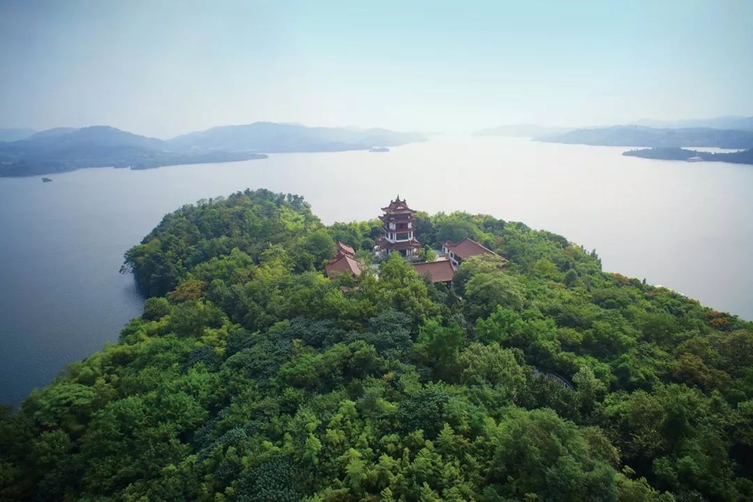 天目湖旅遊度假景區天目湖旅遊度假區位於溧陽市區南部8公里,區內座落