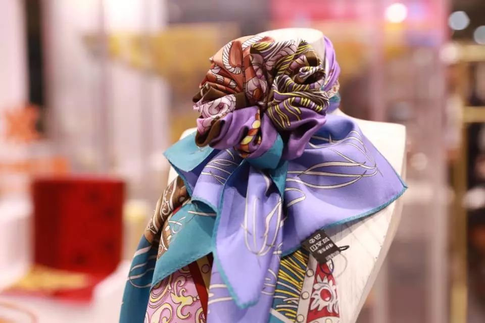 人工智能丝绸文创丝巾黑科技万事利亮相第二届进博会呈现丝绸盛宴