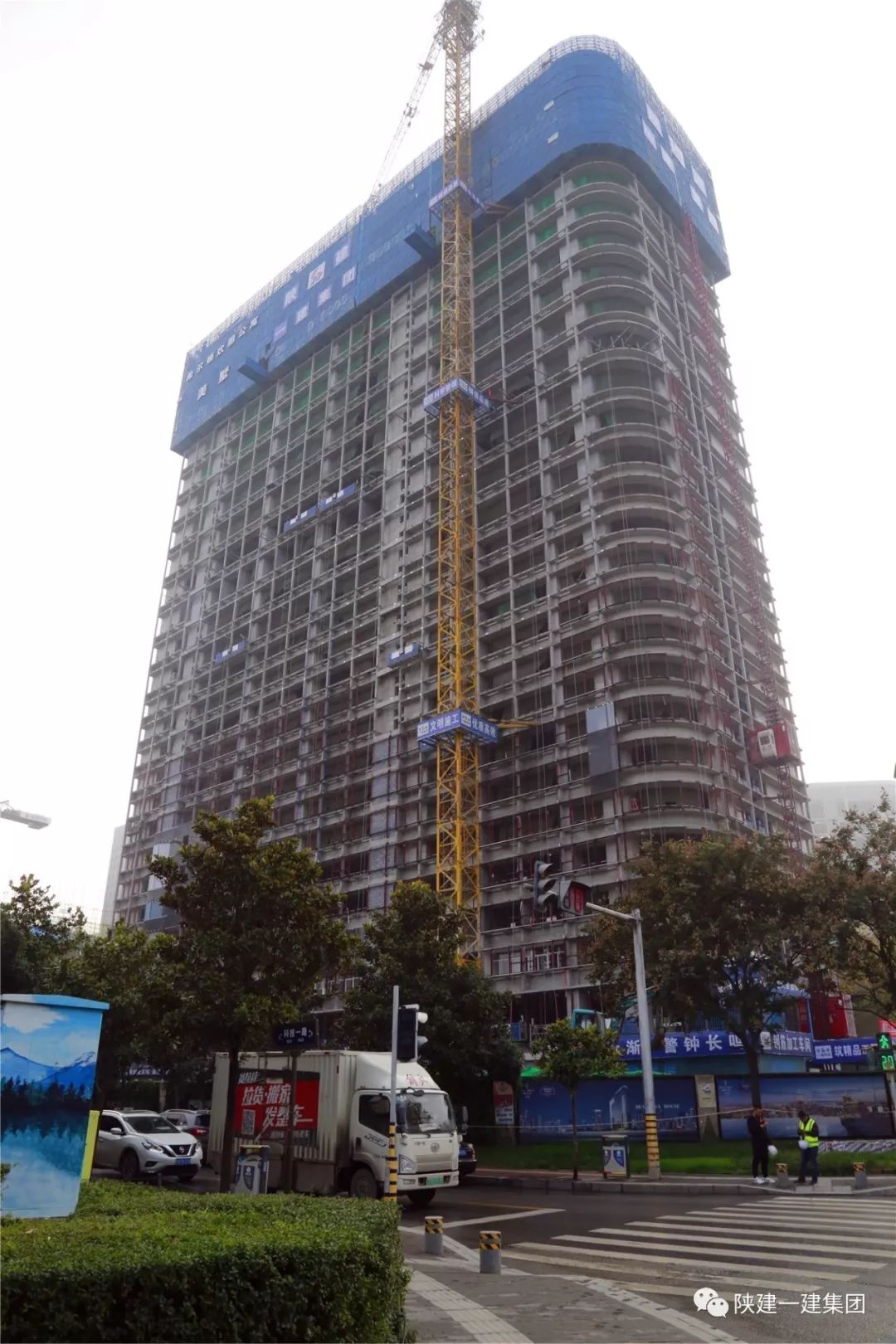 华海大厦项目喜封金顶