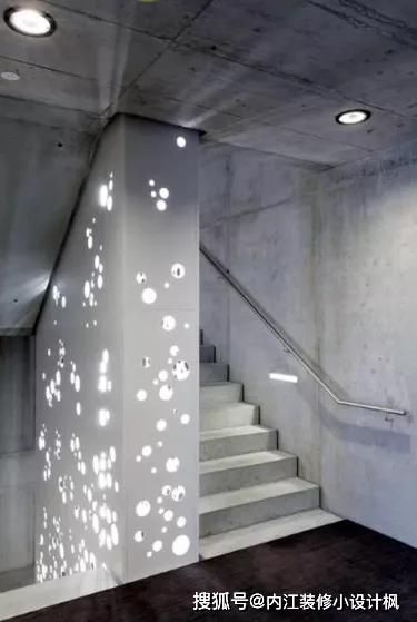 我们文中讲到的发光墙不是像透光水泥那样可以直接透光,可能会选用