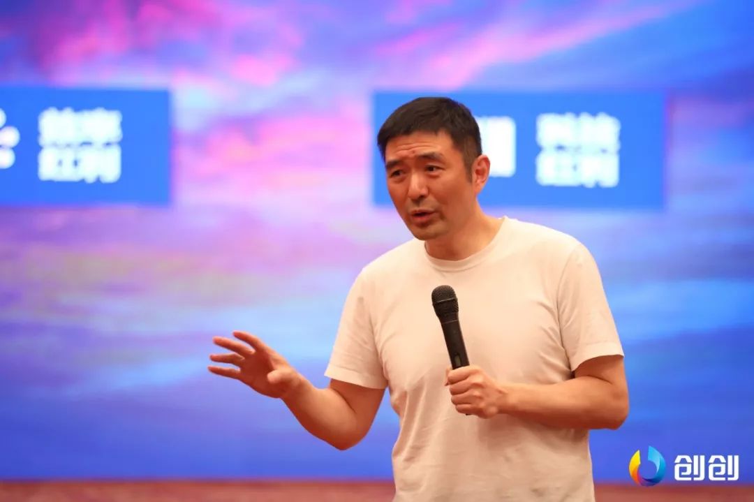 晏许勇出席杭州三彩女装代理商赋能大会并发表主题演讲