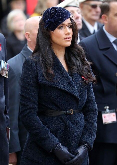 相对于凯特王妃的纸片人身材,梅根王妃更加有曲线感