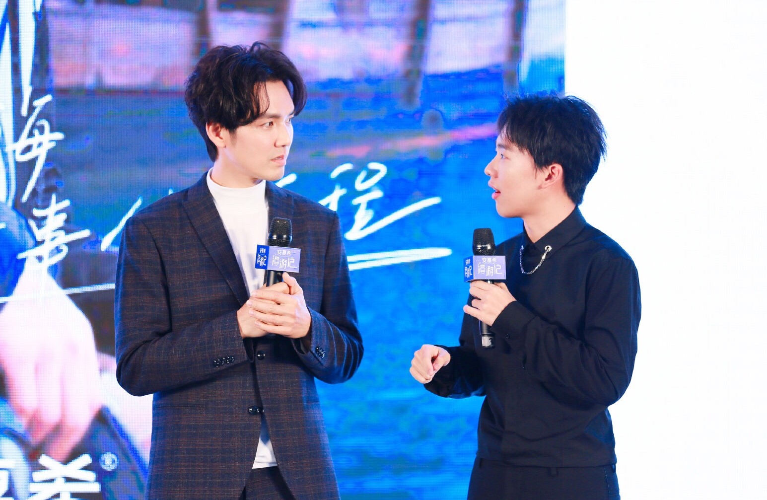 46岁钟汉良同框郭德纲儿子,西装配小白鞋太少年,差23岁像同龄人