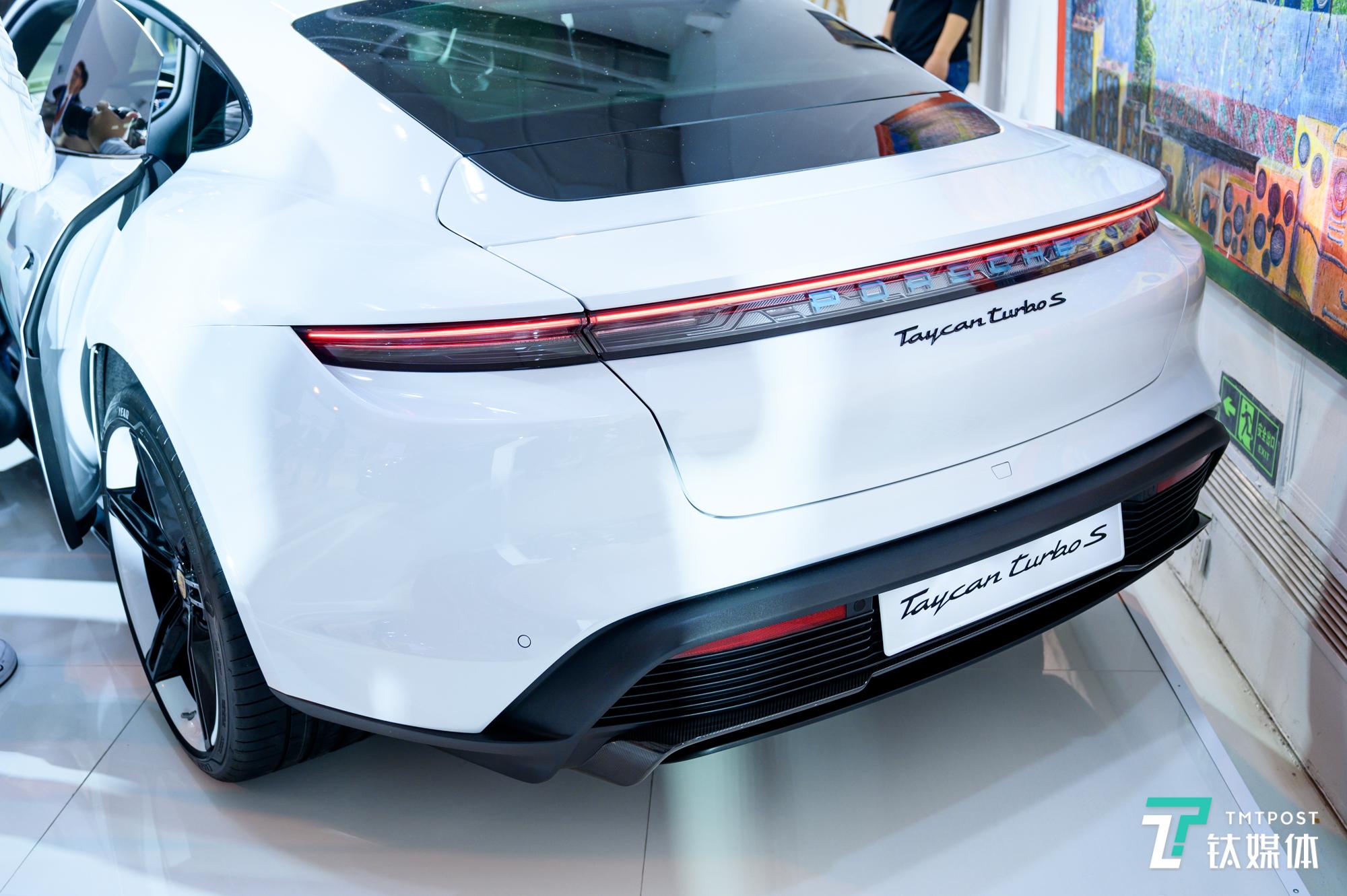 28s破百纯电超跑保时捷taycan亮相北京一线车讯