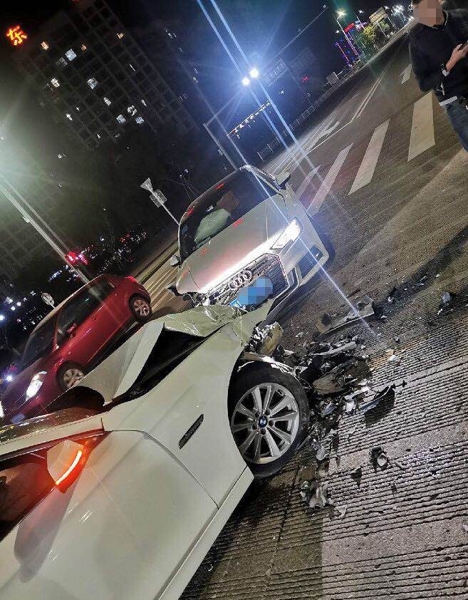 双塔路十字路口宝马奥迪相撞,现场惨烈.