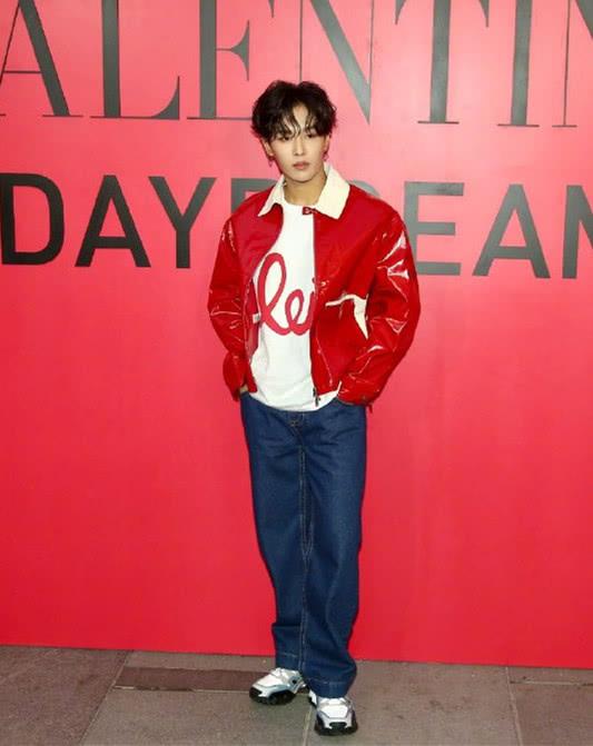 李汶翰红色夹克搭配牛仔裤,配色很年轻活动,外套也很时髦,但是发型太