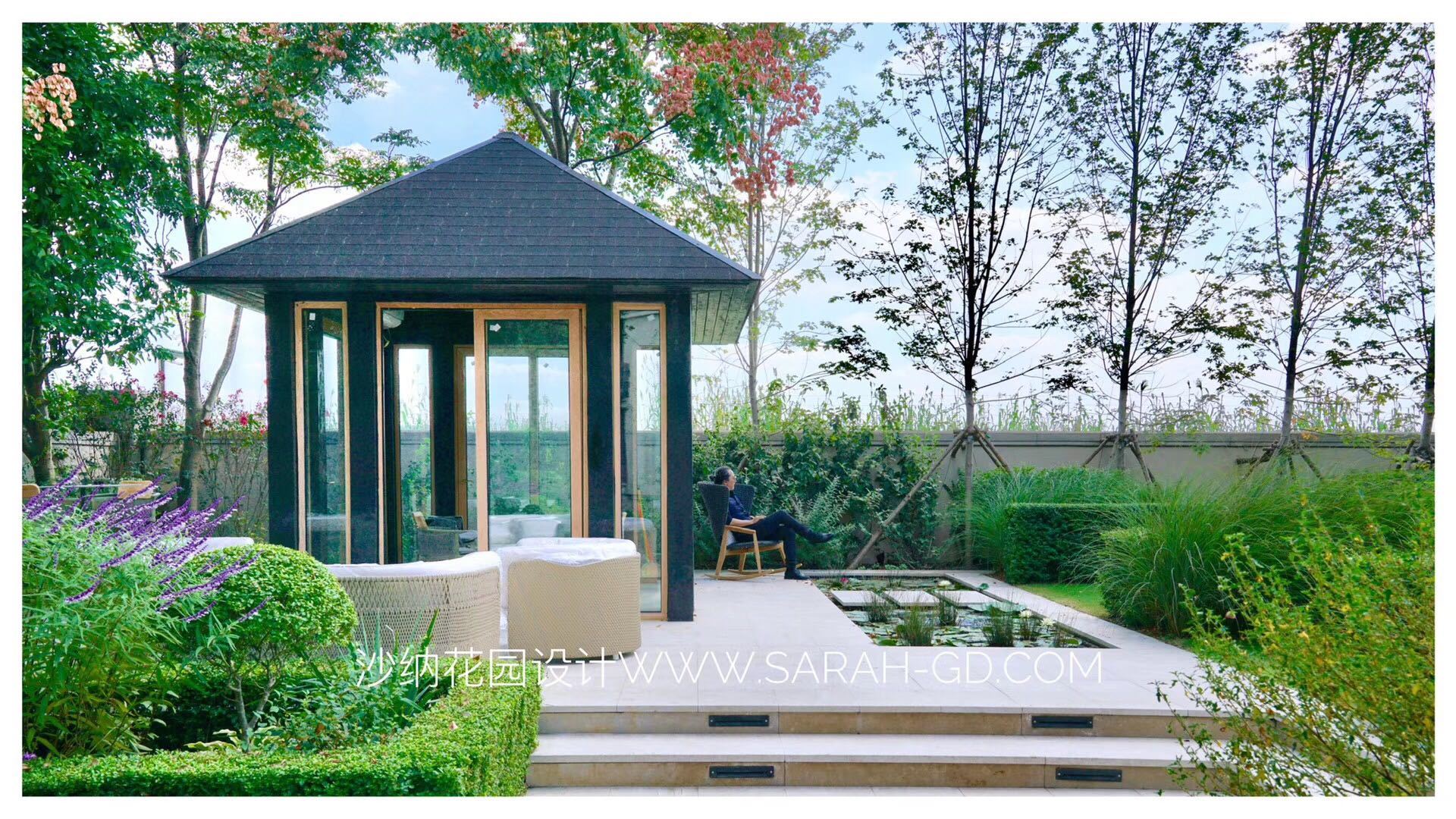 英式花园设计英式花园设计凉亭是后花园中的核心地区,这里处于花园