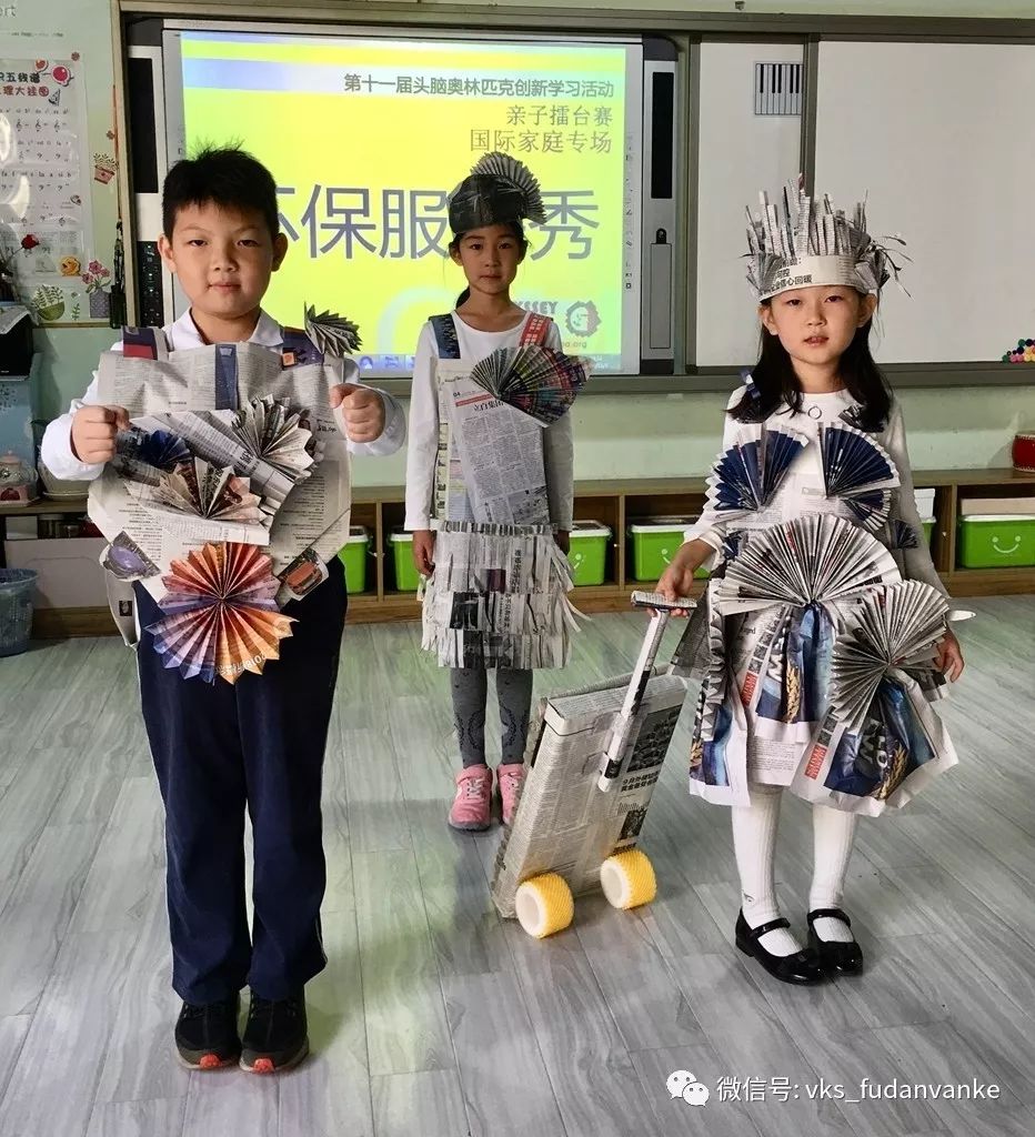 普普通通的报纸,在创意与巧手之下演变成一件件美丽又环保的服饰.