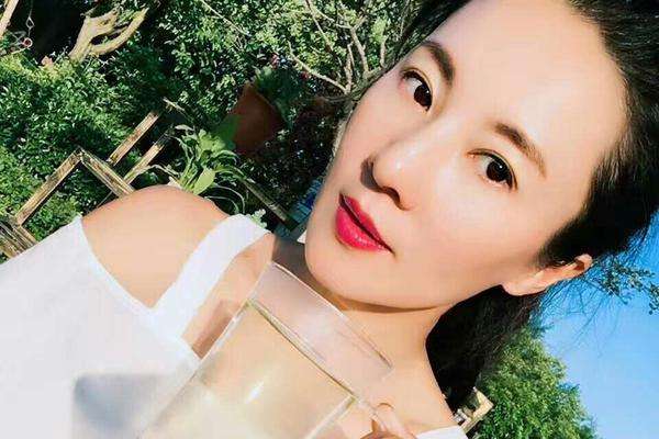 但是今天咱们就来介绍一个完全不同的50岁,她就是不老女神刘叶琳.