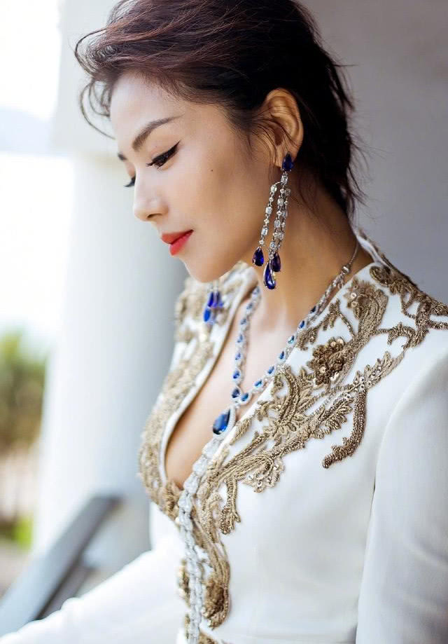 41岁刘涛现身机场柔中带刚,黑色皮衣配牛仔裤,又 酷又美