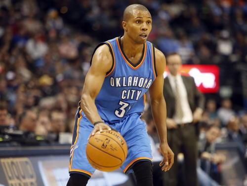 司职控球后卫的班克斯在2003年选秀大会中,被灰熊队以13顺位选中,便被