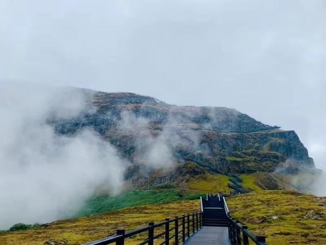 轿子雪山秋天景色图片