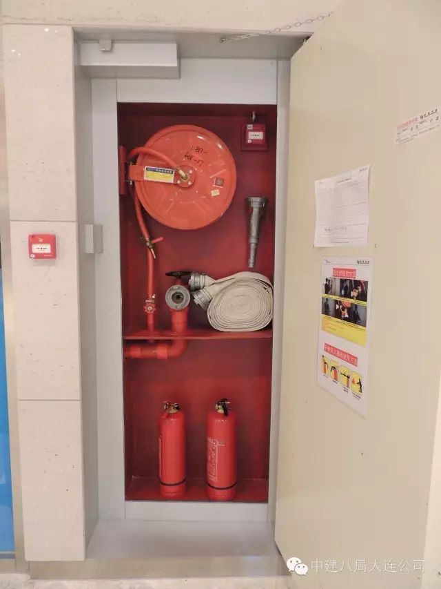 消火栓消防水泵房标识清晰,管道面漆均匀,连接整洁设备,管道螺栓安装