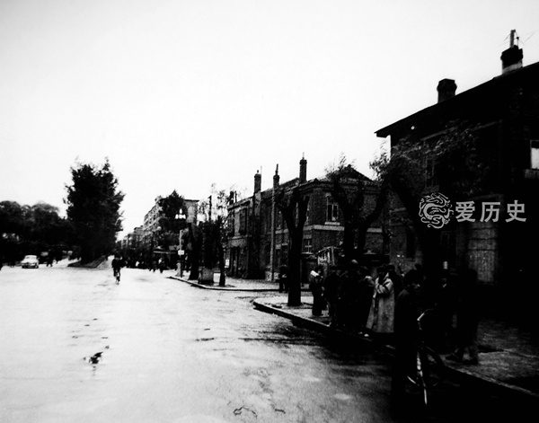 原创八十年代丹东老照片5分钱称身高体重路边笑着卖瓜子的老大爷