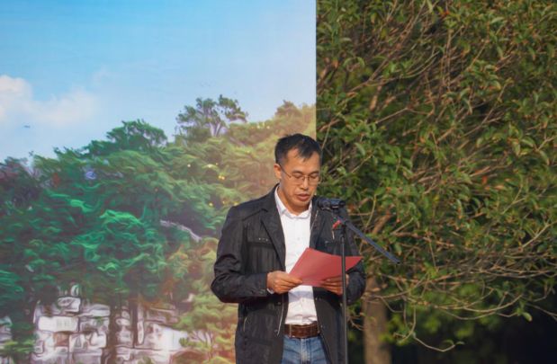 莫志东副局长向我们展示了广西考古工作取得的丰硕成果.