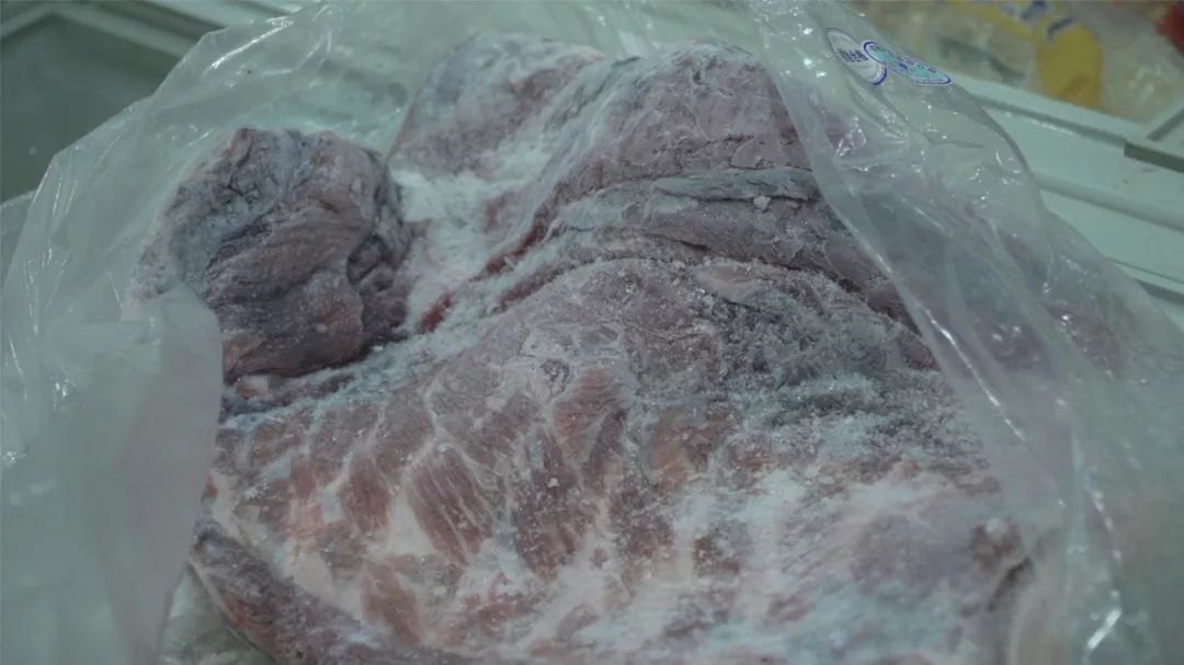 在执法人员一再追问下,商家仍坚称猪肉发霉是