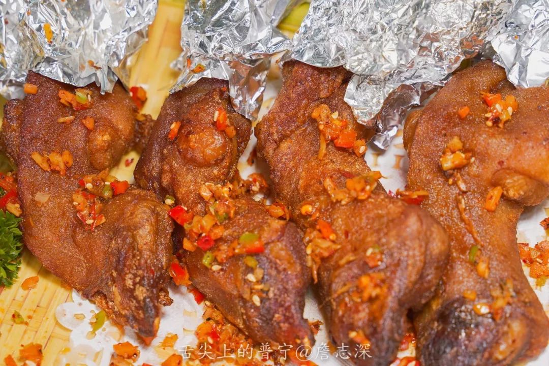 烤羊蹄端上来就焦香四溢,包着锡纸看起来很有食欲~羊蹄啃起来不粘骨