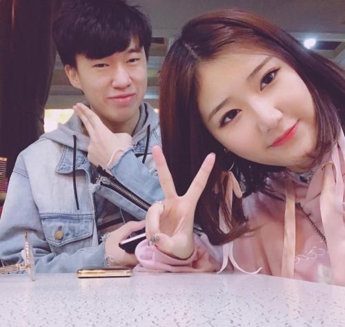 s9决赛在即盘点lol选手的女朋友meiko和他的女朋友亮了