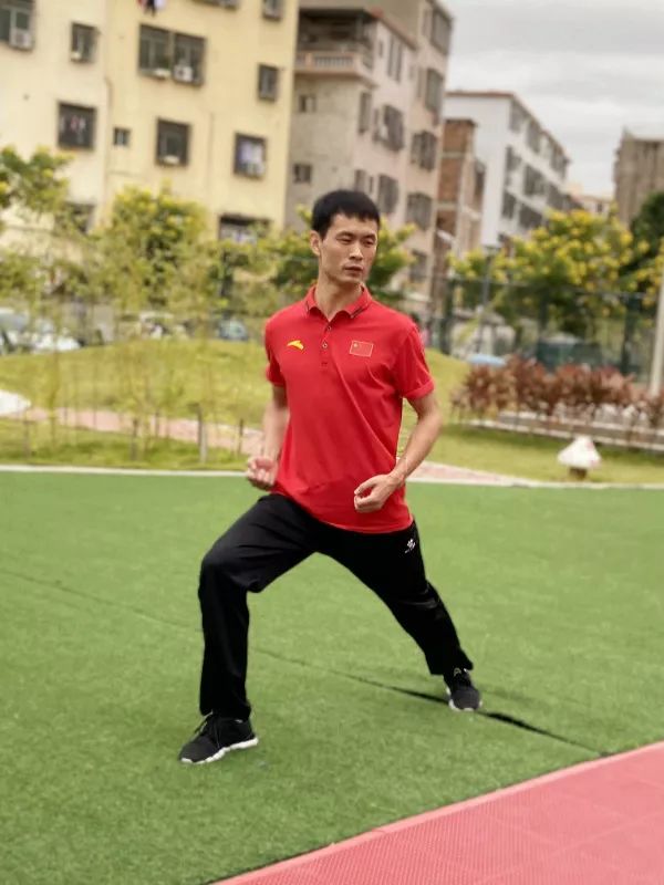 练完南拳练北腿,扎马步,走起!