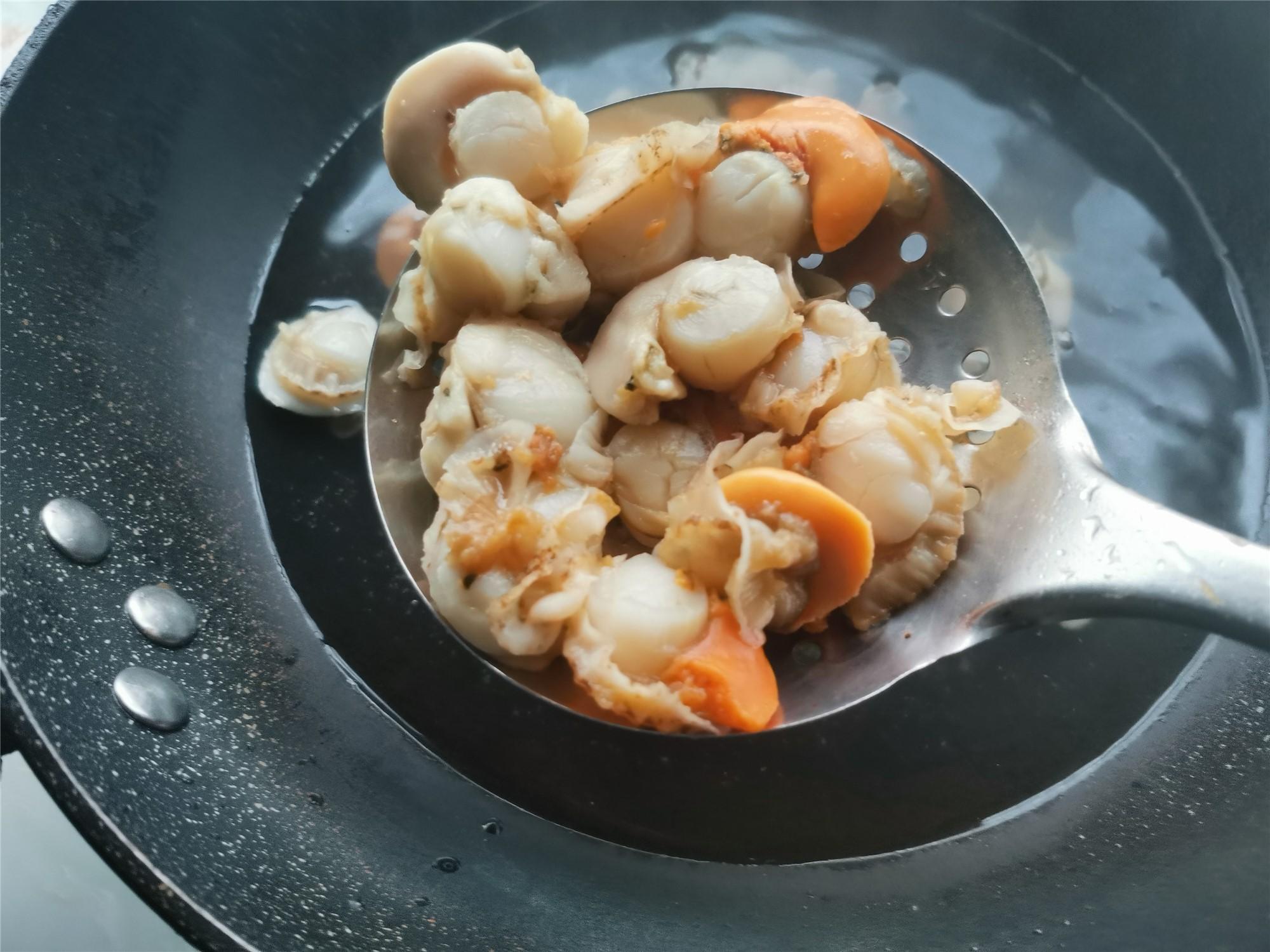 锅加水烧开,淋入料酒,下入鸳鸯贝烫一下,捞出,这样能去除鸳鸯贝的腥味