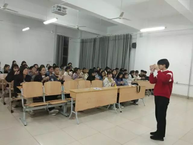 随后又学习了五指点钞,由学姐为进行示范.手指动作优美,专业.